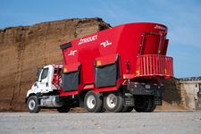 Truckmount饲料搅拌罐安装在卡车上