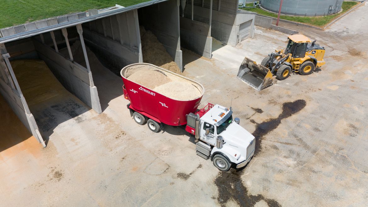 Truckmount饲料搅拌罐安装在卡车上